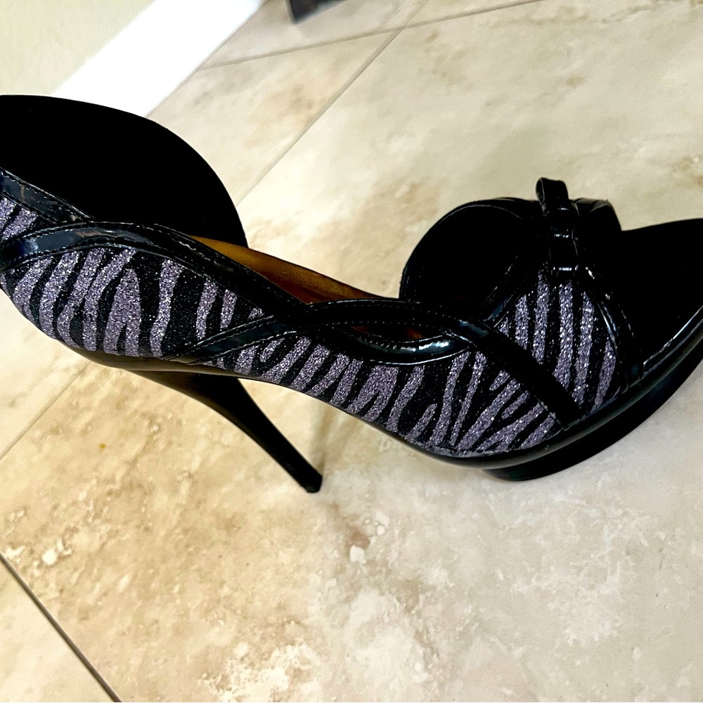 Purple and black zebra stripe pumps